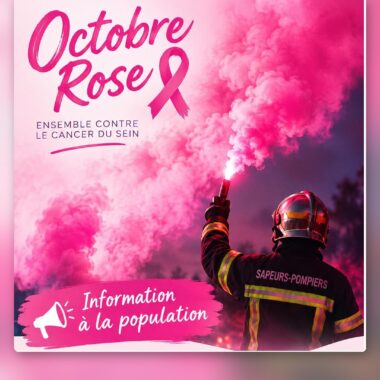 Affiche Octobre rose : un sapeur-pompier tient un fumigène rose, information à la population